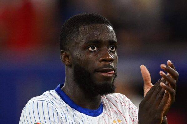 Hoeness, i lodhur nga agjentët e Upamecano: Po përpiqen ta bindin të largohet nga Bayerni