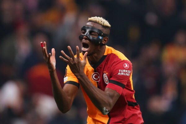 Osimhen mes dëmtimit dhe problemeve me pagat, rrezikon të mungojë ndaj Juventusit