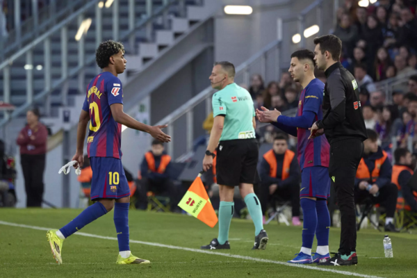 Flick “driblon” zemërimin e Yamal gjatë zëvendësimit, lartëson João Cancelo