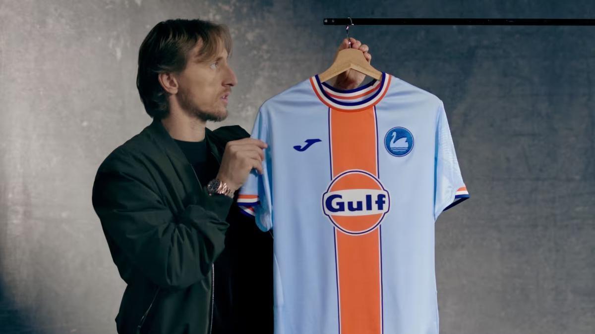 Modric con la nueva equipaci&oacute;n del Swansea.