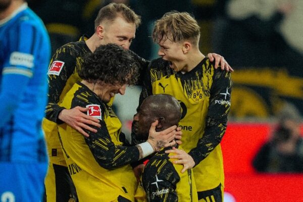 Dortmund bën përmbysjen e madhe dhe rihap garën për titullin në Bundesligë (video)
