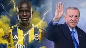 Fenerbahce ka kompletuar transferimin e mesfushorit francez N’Golo Kante nga Al Ittihad. Kante nënshkroi kontratë 3 vjeçare me nënkampionët e Turqisë,dhe pritet të jetë një ndër shtyllat e mesfushës tek Feneri. Përndryshe një rol në transferimin e Kantes e pati presidenti i Turqisë Recep Tayyip Erdogan,i cili ndihmoi klubin të lehtësonte transferimin e Kantes e cila ishte bllokuar nga sistemi TMS të FIFA-së shkaku i një gabimi të klubit saudit. Kujtojmë që N’Golo Kante ishte shkëmbyer me sulmuesin maroken Youssef En-Nesyri,ku ky i fundit u transferua tek klubi saudit Al Ittihad si zëvendësues për Karim Benzeman që u largua në drejtim të Al Hilal.