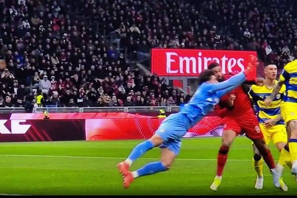 Loftus-Cheek përfundoi me dhëmbë të thyer, Milani reklamon një penallti të munguar