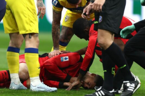 Loftus-Cheek poston foto me dhëmbët që i mungojnë, pas përplasjes me portierin e Parmës