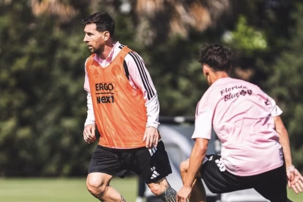 Messi rikthehet nga lëndimi dhe stërvitet me ekipin, gati për ndeshjen e parë të sezonit