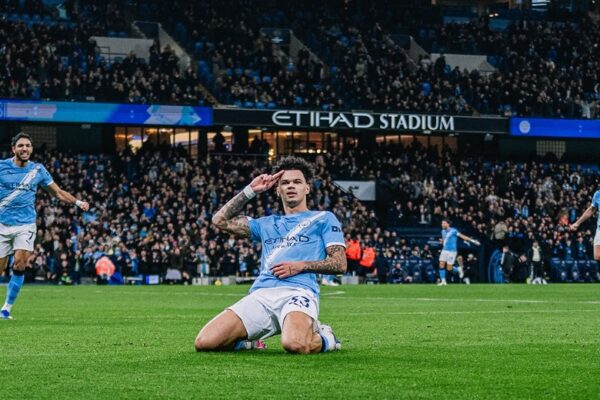 Man. City i “falet” një 20-vjeçari dhe e mbyll pjesën e parë në avantazh ndaj Newcastle (video)