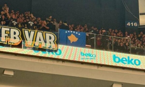 Tifozët turq i presin tifozët serbë me flamurin e Kosovës në ndeshjen e Euroligës