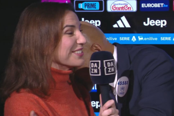 Spalletti e puth gazetarën gjatë intervistës: Edhe kjo është faull!