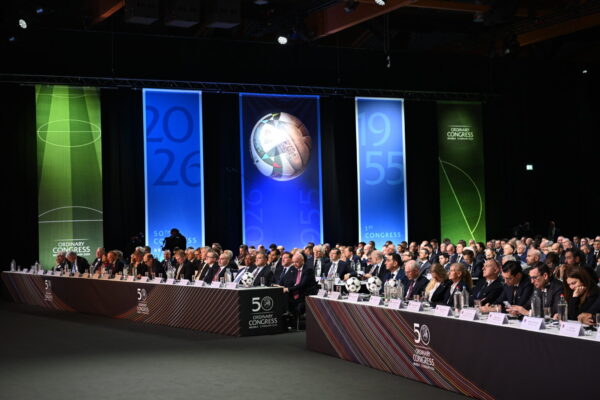 UEFA zhvillon Kongresin e 50-të të Zakonshëm në Bruksel, miraton vendime të rëndësishme