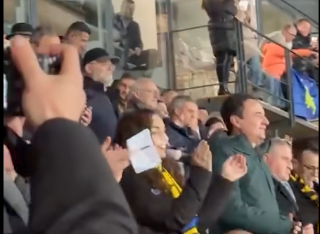 Zona VIP në “Fadil Vokrri”, Kurti e Osmani po e ndjekin afër njëri-tjetrit ndeshjen