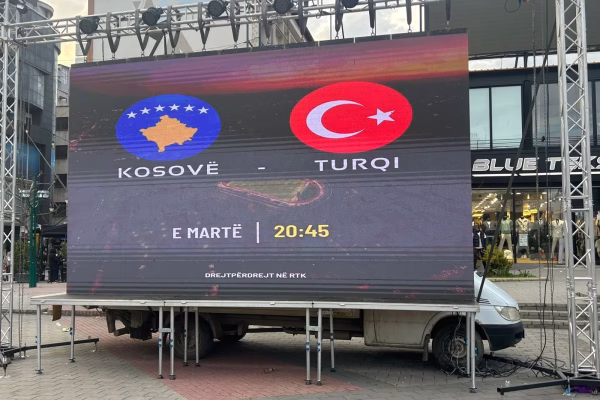 LED i madh vendoset në Sheshin “Adem Jashari” në Ferizaj për ndeshjen Kosovë–Turqi