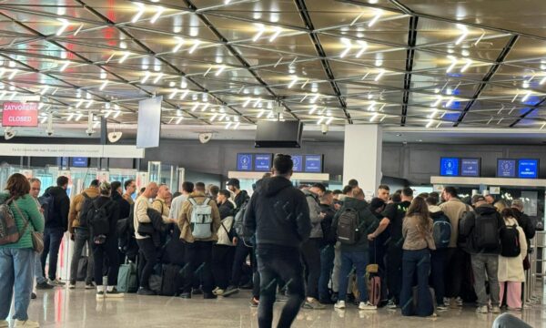 Tifozët kosovarë mbesin të bllokuar qe një orë në aeroportin e Bratsillavës