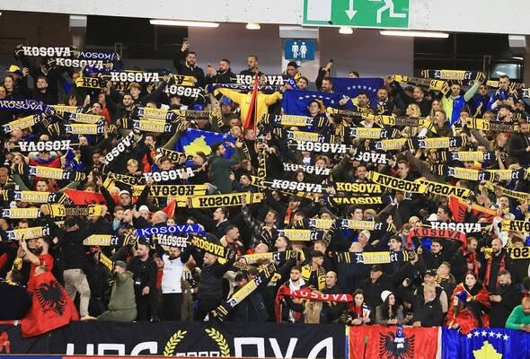 Titulli: Atmosferë “si në shtëpi”? Tifozët e Kosovës pushtojnë edhe sektorët vendas në Bratislavë