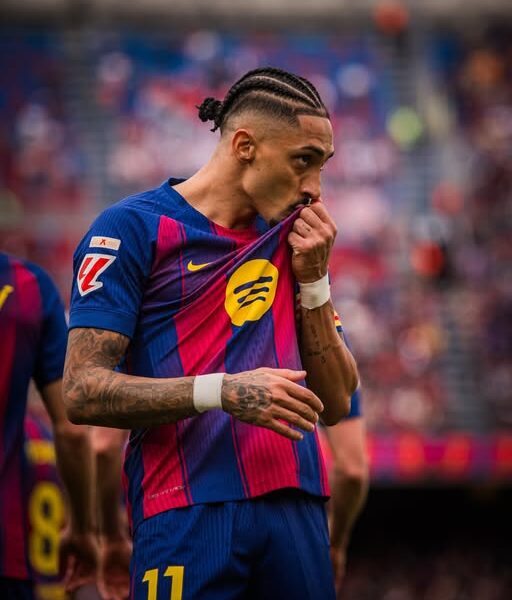 Barcelona fiton bindshëm kundër Sevillas-Vazhdon kryesimin në La Liga