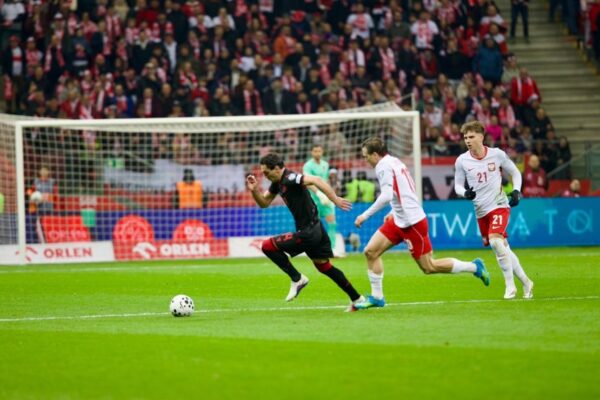 Revolta pas humbjes që dhemb, Laçi i ashpër: Fitoi ekipi që nuk e meritoi…