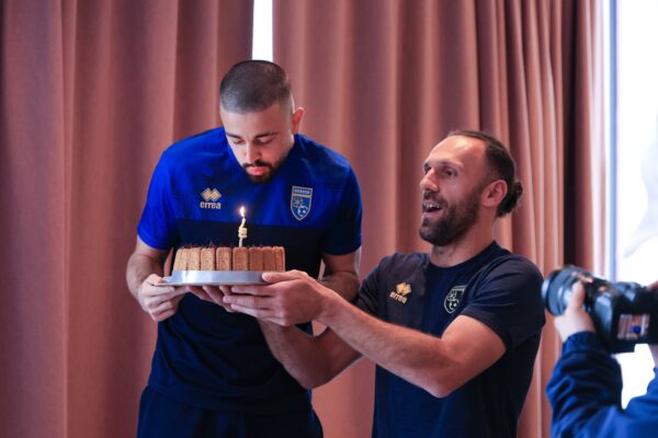 Zhegrova befasohet me torte për ditëlindje, FFK pyet: Cila ishte dëshira e Edonit kur i fryu qirinjtë?