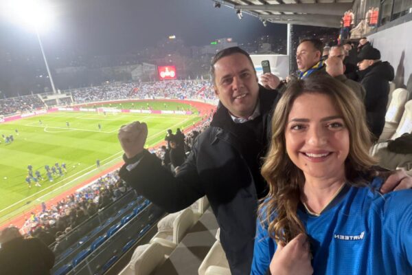 “Forca Kosovë” – Abdixhiku me bashkëshortën në stadiumin “Fadil Vokrri”