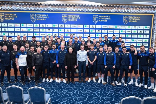 Kurti viziton ekipin kombëtar: Përmes jush kemi mundësinë ta vendosim Kosovën në sytë e mbarë njerëzimit