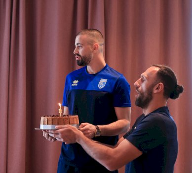 FFK uron Zhegrovën për ditëlindje, e vetmja dëshirë kur fryu qirinjtë – Kupa e Botës!