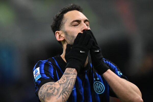 Calhanoglu humbi derbin, problem i ri muskulor. Do të mungojë edhe ndaj Atalantës