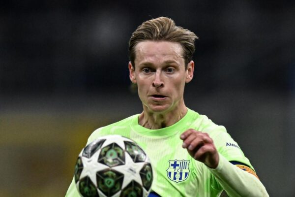 De Jong, gati të rikthehet nga dëmtimi. Flick duhet të zgjedhë mes holandezit dhe Bernal