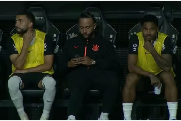 Depay kapet duke përdorur celularin në stol, stafi i Corinthians ndërhyn menjëherë (video)