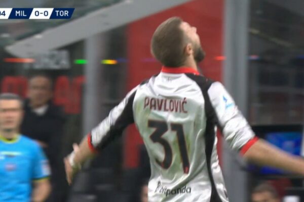 Nuk mjafton supergoli i Pavlovic, Simeone befason Milanin në fund të pjesës së parë (video)