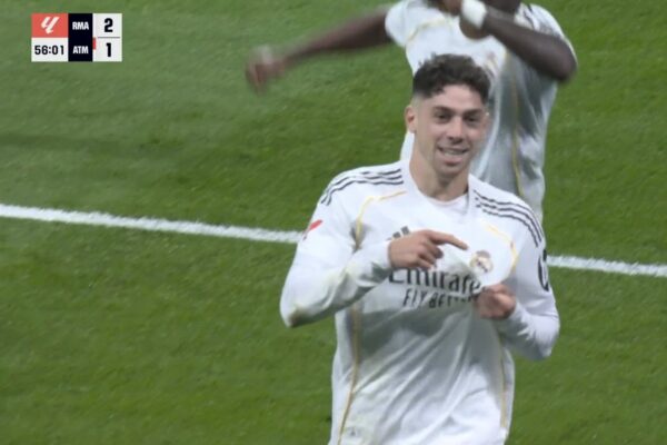 Real Madrid përmbys Atletic-on për katër minuta, në fillim të pjesës së dytë (video)