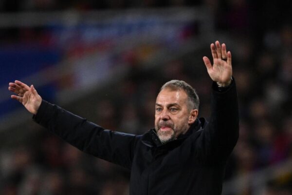 4 ndeshje në 12 ditë, vetëm 14 lojtarë në dispozicion. Flick: Përgjegjësia për dëmtimet është e imja