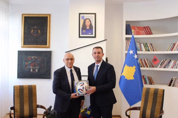 Në fokus infrastruktura, takohen Ministri i sportit e kreu i FFK-së