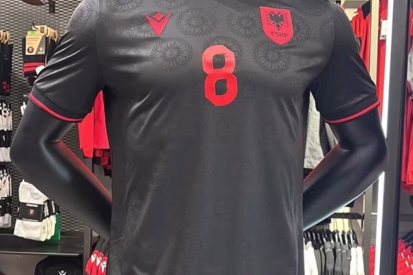 Shqipëria me fanella të zeza kundër Polonisë