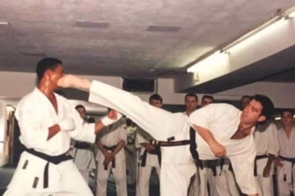 Enver Idrizi e kishte rrahur dy herë Chuck Norrisin, karateisti shqiptar kujton kohën me aktorin e ndjerë