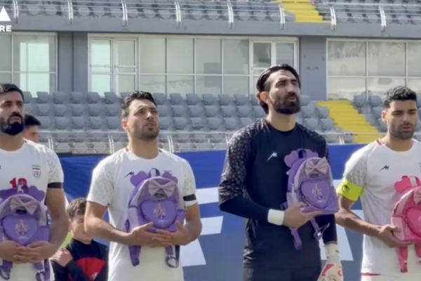 Raketa amerikane vrau 165 vajza në shkollë, kombëtarja e Iranit proteston me çanta në duar gjatë himnit kombëtar (video)