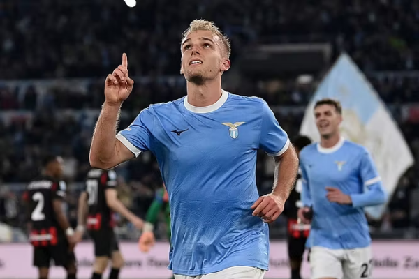 Lazio thyen Milanin, Isaksen godet kuqezinjtë dhe shpresat e tyre për titull