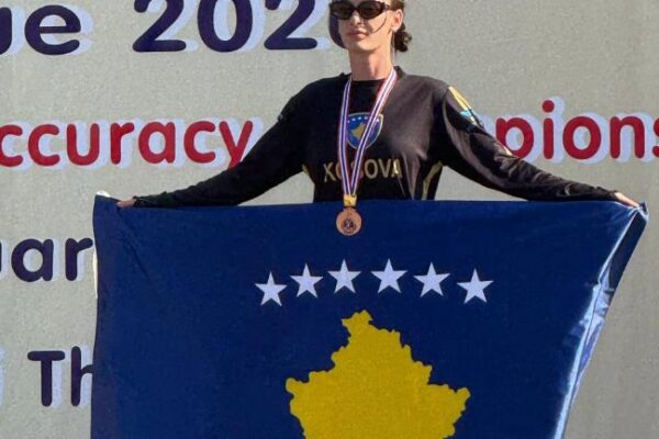 Lisjeta Thaqi renditet e para në botë në konkurrencën e vajzave në paragllajd