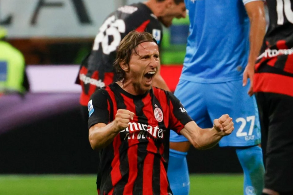 Milan nuk heq dorë nga ideja e transferimit të yllit të Bundesligës, vetëm se konkurrenca është shumë e madhe