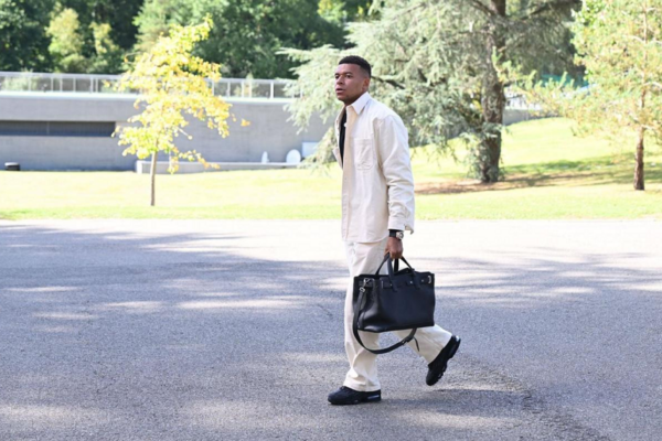 Mbappé kthehet në “fjalëkryq” me çantën luksoze mbi 3000 euroshe dhe mesazhin e “fshehur”