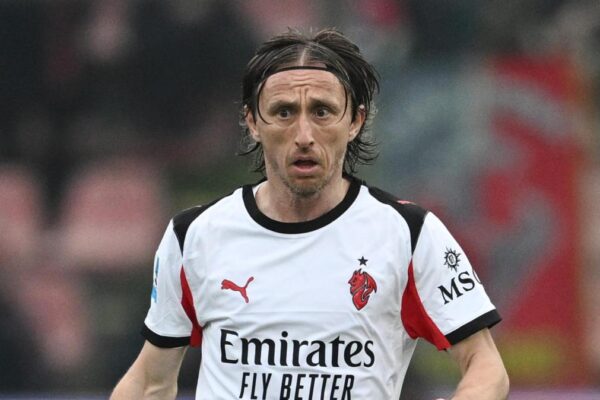 Modric sjell “Topin e Artë” në shtëpinë kuqezi, Allegri dhe shokët e ekipit kërkojnë rinovimin