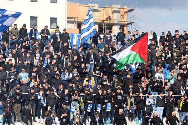 “Kosova është shqiptare”, tifozët e Novi Pazarit iu kundërpërgjigjen atyre të Crvena Zvezdës