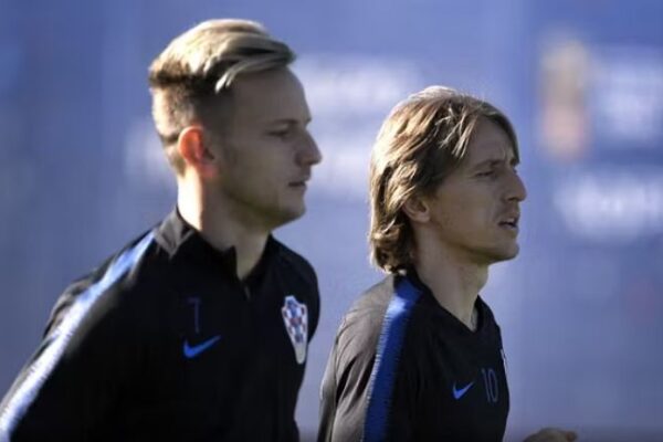 Rakitiç zbulon të ardhmen e Modric: Do të qëndrojë te Milani, mund të luajë edhe për 2-3 vite të tjera