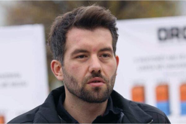 Rron Gjinovci kërkon falje – dje i fajësoi familjarët që të burgosurit i kanë prezantuar si ushtarë për pensione