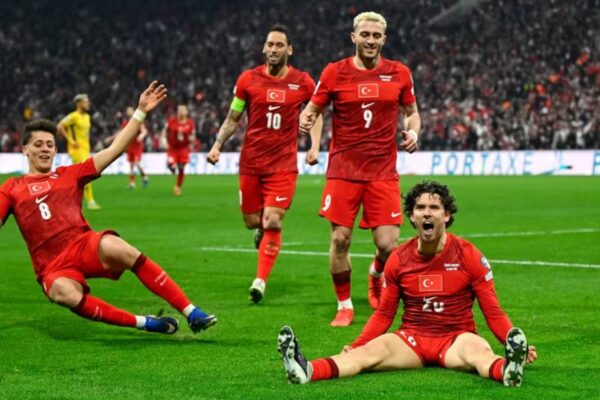 Turqia bën detyrën ndaj Rumanisë, Kosova mëson kundërshtarin nëse do të shkojë në finale (video)