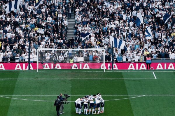 Aston Villa rikthehet te fitorja dhe vendi i 4-të, Tottenham drejt Championship (video)