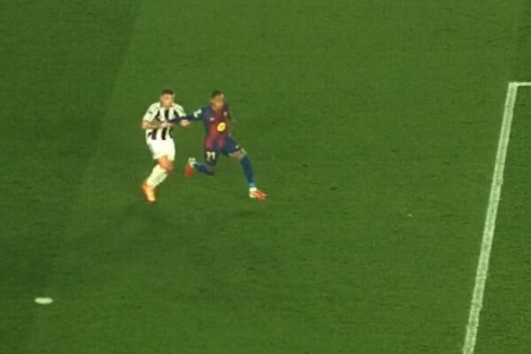 Spektakël në “Camp Nou”, Barcelona e mbyll në avantazh falë një penalltie shumë të diskutuar (video)