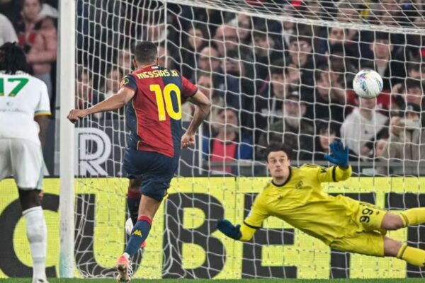 Dhuratë perfekte për Como-n dhe Juventusin. Roma bie në Genoa dhe gara për Champions-in më e fortë se kurrë