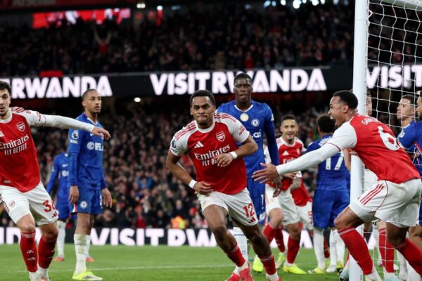 Arsenal fiton derbin ndaj Chelsea-t, falë goditjeve nga këndi dhe ruan diferencën nga City. “Blutë” rrezikojnë të mbeten jashtë Champions-it (video)
