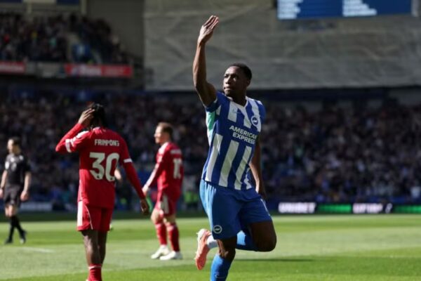Liverpool rrezikon të mbetet jashtë Champions-it, një-ish i Man. United “djeg” të kuqtë (video)