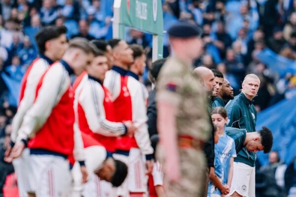 Arsenal mbetet duarbosh, Man. City mposht “Topçinjtë” dhe fiton trofeun e parë të sezonit (video)