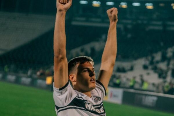 Milan e nis që tani merkaton, kuqezinjtë arrijnë marrëveshjen për sulmuesin 19-vjeçar. Nesër testet mjekësore