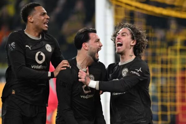 Spektakël në “Signal Iduna Park”, Dortmund me përmbysje të jashtëzakonshme ndaj Hamburger (video)